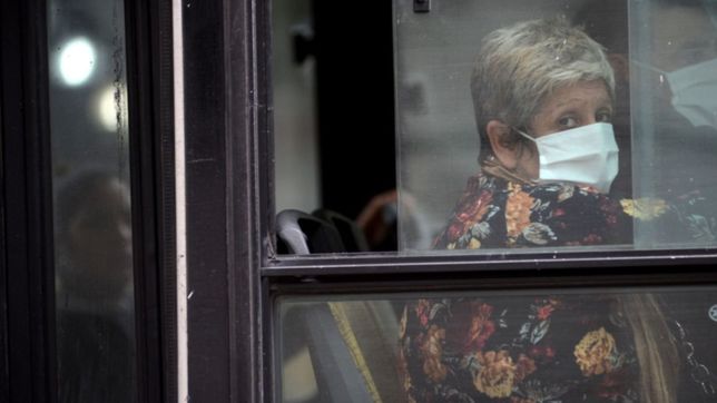 por el feriado, los micros en la ciudad circulan con menos frecuencia