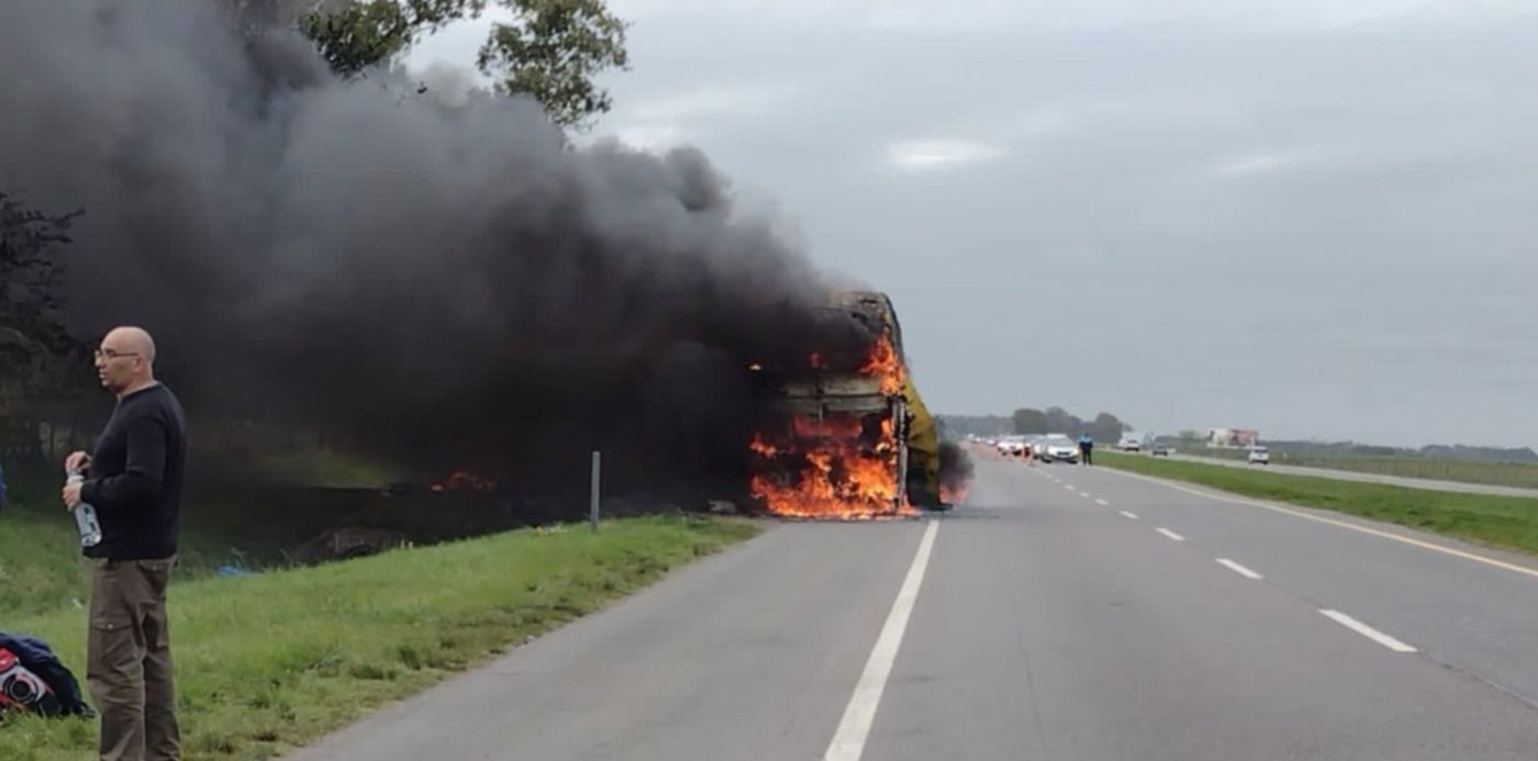 Incendio de un micro en Ruta 2