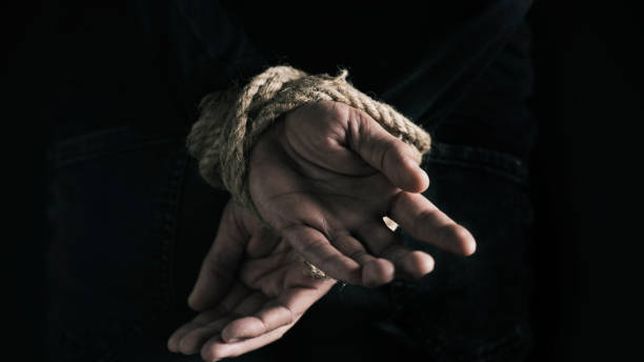 ladrones se hicieron pasar por amigos del esposo, la ataron y le robaron todo