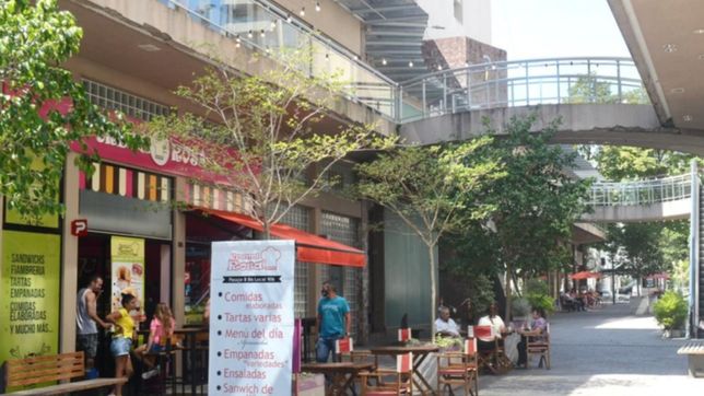 un hombre amenazo con tirarse de las escaleras del pasaje 8 bis y lo redujo la policia