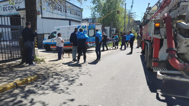 un operario se cayo de un camion, se golpeo la cabeza y se salvo de milagro