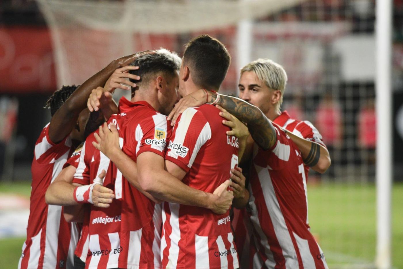 Estudiantes festejo gol.jpg