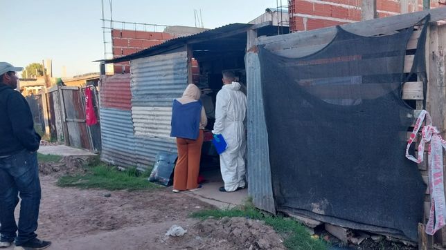 un hombre mato a una nena e hirio a la mama, pero la mujer le quito el arma y lo asesino