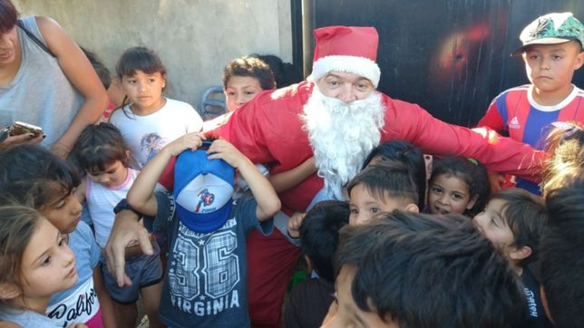 de punta a punta, una ong se aseguro que ningun chico se quede sin ver a papa noel