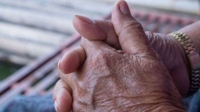 una joven de 21 anos demando a su abuela por alimentos y el fallo no tiene precedentes