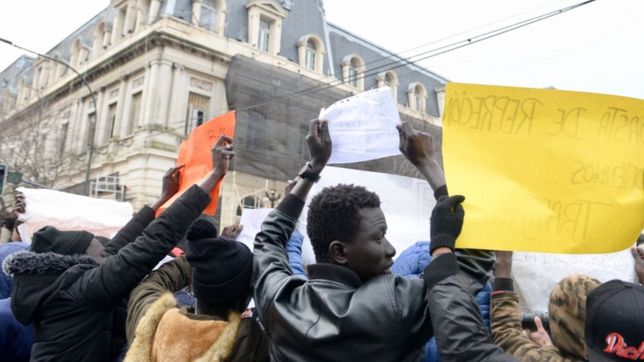 manteros cortaron 7 y 50 y protestaron contra los operativos y las detenciones
