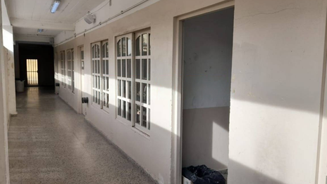 Aulas a oscuras, sin calefacción y hasta sin puertas en una escuela secundaria de La Plata