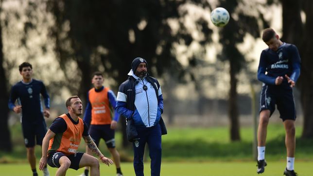 ¿que jugadores de gimnasia decidieron quedarse entrenando en abasto en su dia libre?