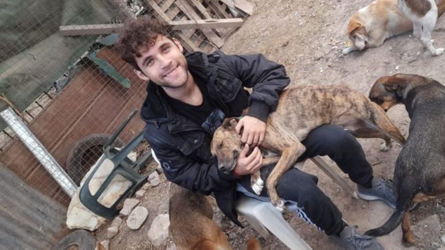 el ex participante de gran hermano agustin guardis visito un refugio animal en la plata