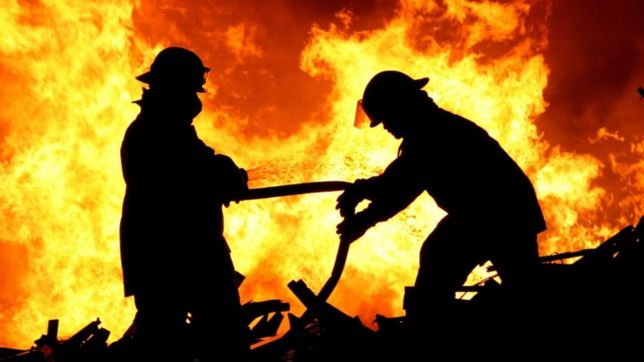 un chico de 18 anos se peleo con el papa y le prendio fuego la casa