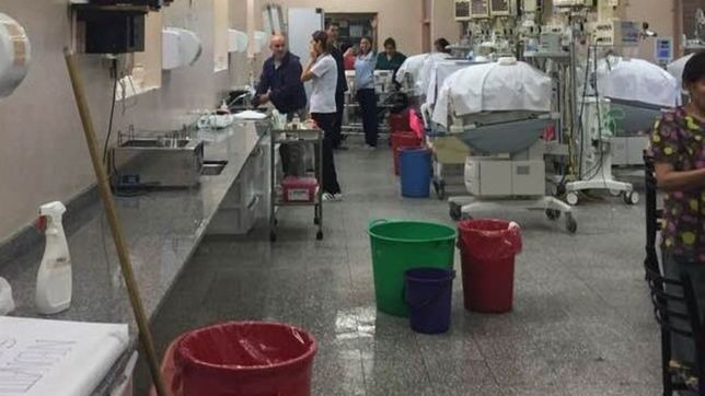 entre goteras y baldes: asi trabajan en el hospital san martin de la plata