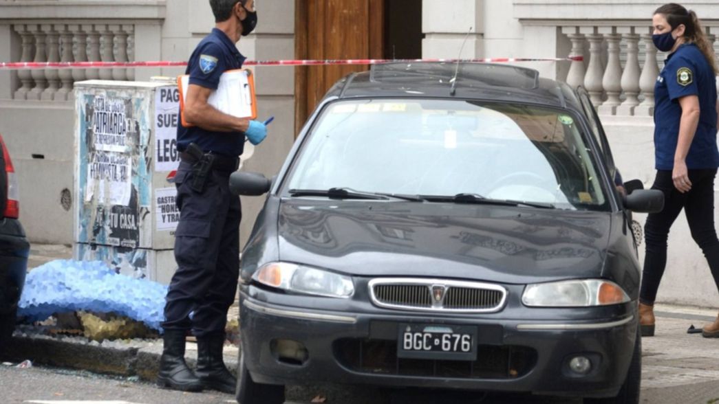 Chocaron dos autos, uno atropelló a un peatón que estaba por cruzar y lo mató