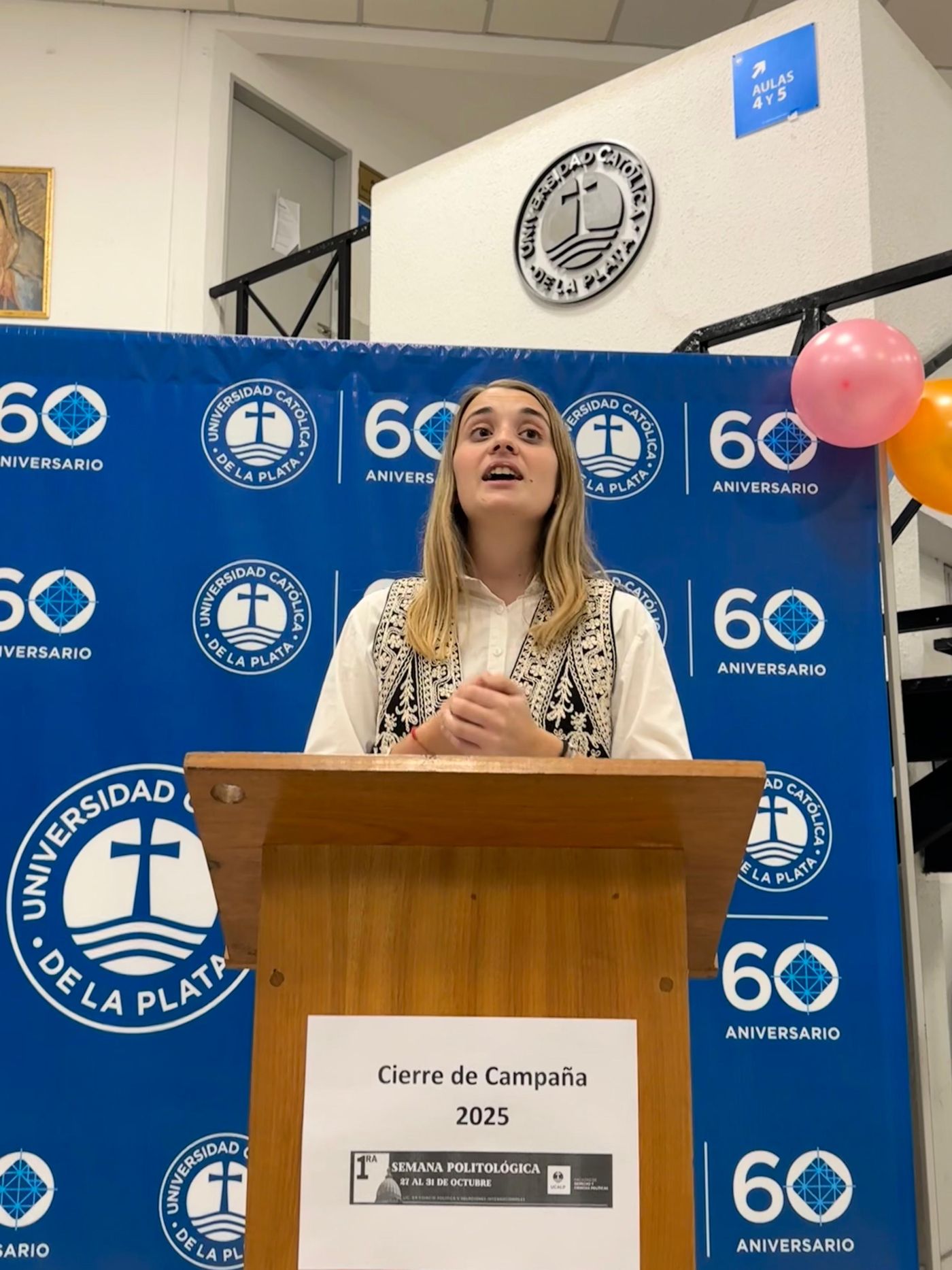 El simulacro electoral en la UCALP incluy&oacute; ruedas de prensa y votaci&oacute;n, generando entusiasmo y participaci&oacute;n estudiantil activa