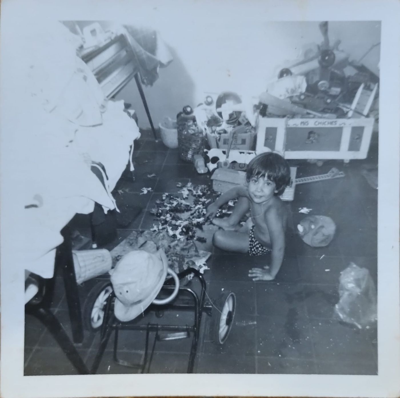 Jorge Cosentino en el patio de su casa jugando con los soldaditos. 