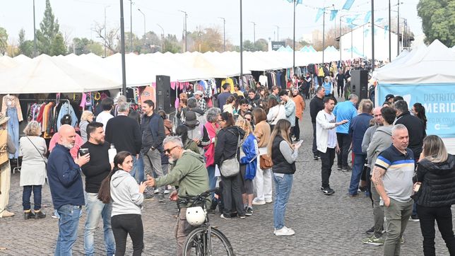 abrio el paseo de meridiano v que reune a los vendedores ambulantes que estaban en las plazas