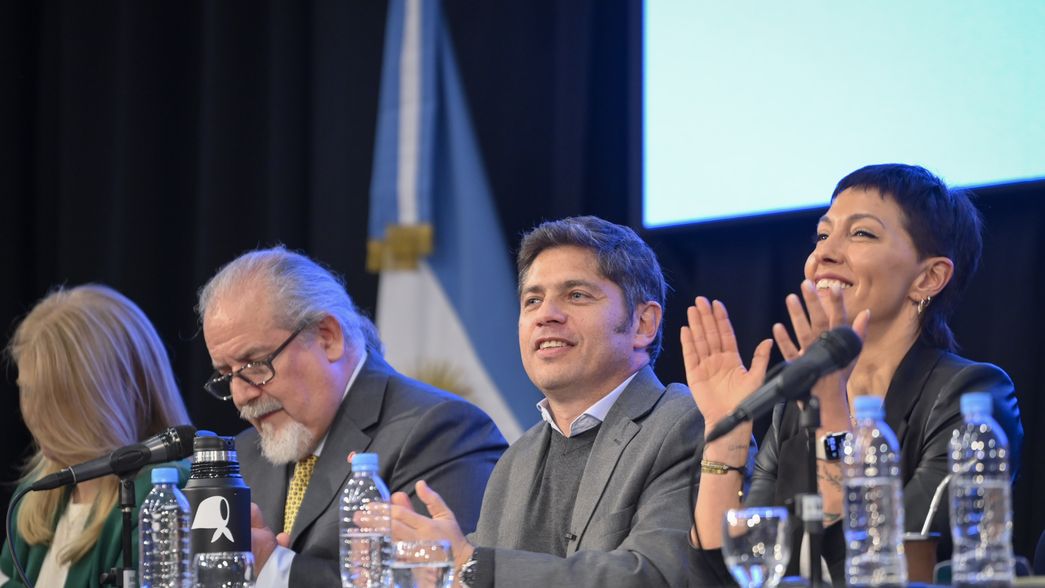Tras el tenso cierre de listas, Kicillof y Mendoza se sacaron la foto de unidad