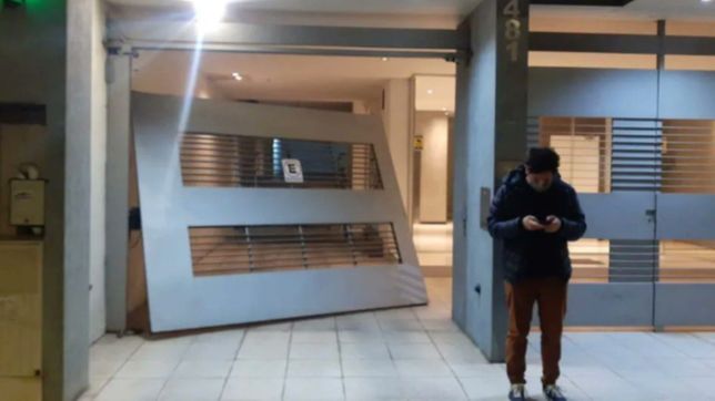 video: a los empujones, un grupo de chicos tiro un porton y entro a robar a un edificio