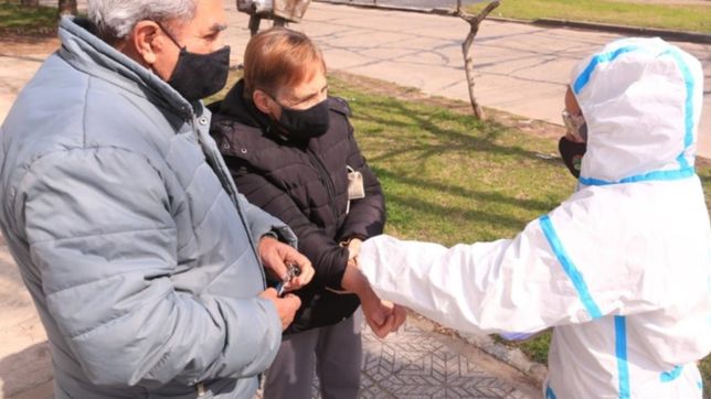 un muerto y 145 casos por el coronavirus en la plata