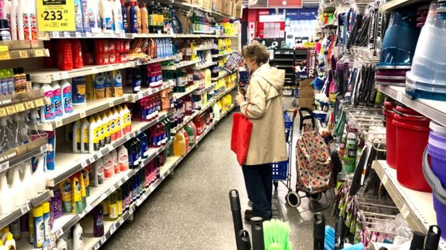 asaltaron un supermercado a pocas calles de donde fue baleado el cajero de un autoservicio
