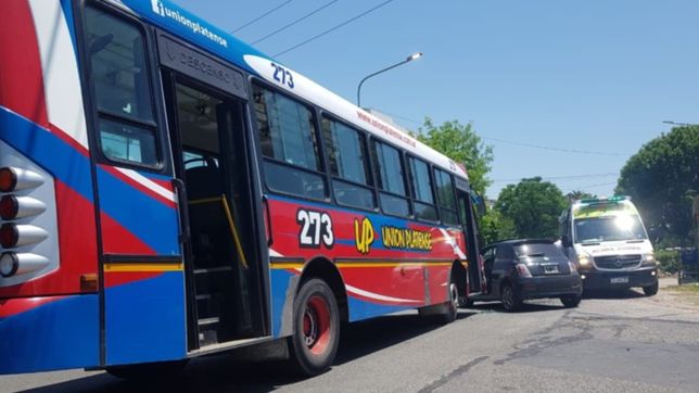 fuerte choque entre un micro 273 y una auto en pleno camino general belgrano