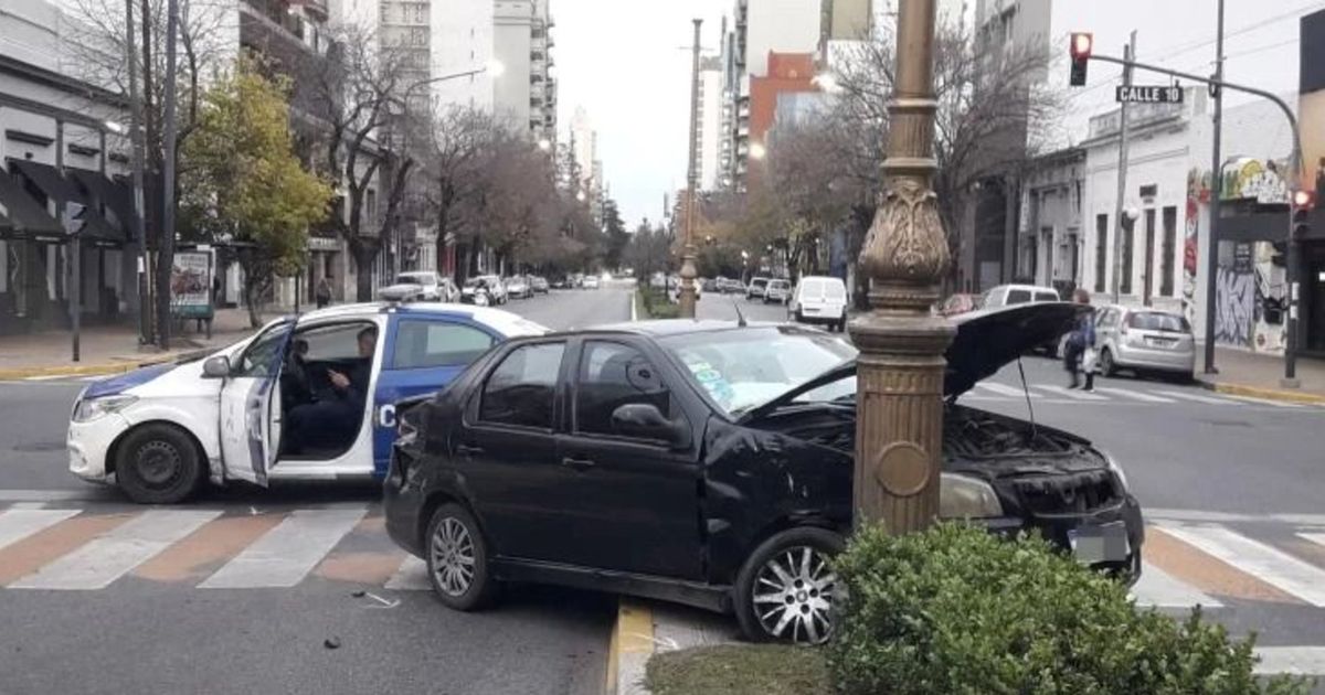 Terrible choque entre un patrullero y un auto en pleno centro de La Plata