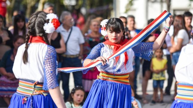 la cultura paraguaya homenajeada en la plata con comida tipica, baile y artesanias