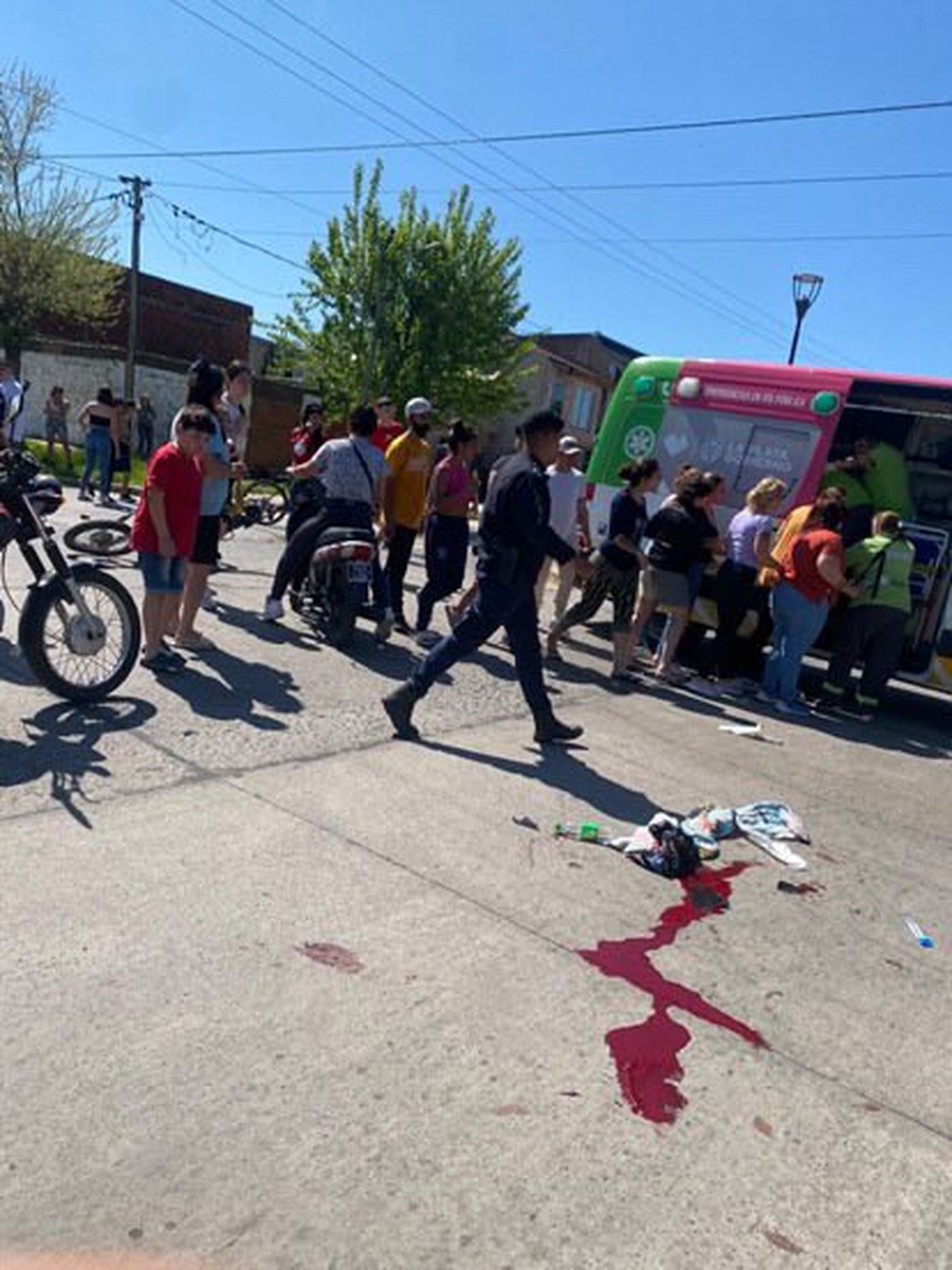 Dos motociclistas sufrieron graves heridas en La Plata tras un brutal choque  con un auto