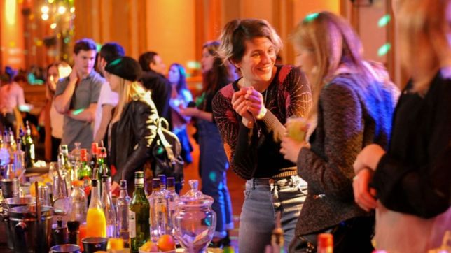 fiestas colaborativas, la tendencia que se impone en la plata para despedir el ano