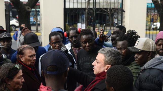 senegaleses cortan calle 7 a la altura de fiscalia para reclamar contra las detenciones