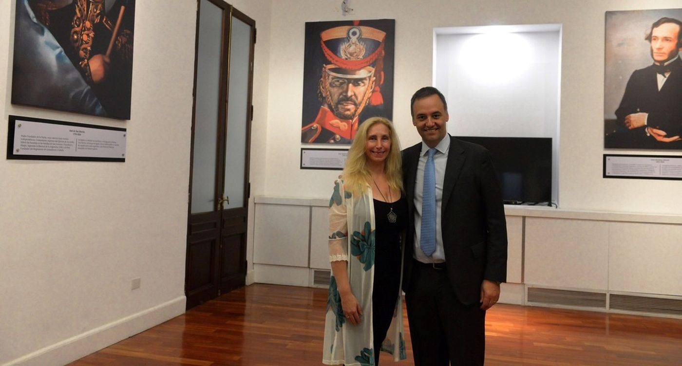 Karina Milei y Manuel Adorni en el Ex Sal&oacute;n de las Mujeres de la Casa Rosada.