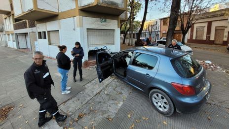 Una conductora perdió el control del auto y se incrustó en un edificio justo frente a una escuela Una conductora perdió el control del auto y se incrustó en un edificio justo frente a una escuela
