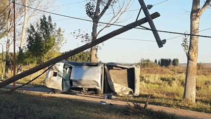 Accidente fatal: una camioneta chocó contra un palo de luz y una chica de 18 años murió