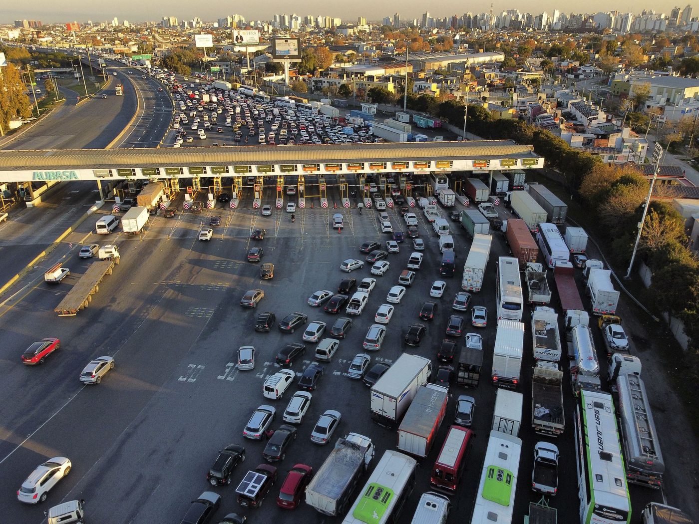 Autopista La Plata Buenos Aires colapsada (1).jpg