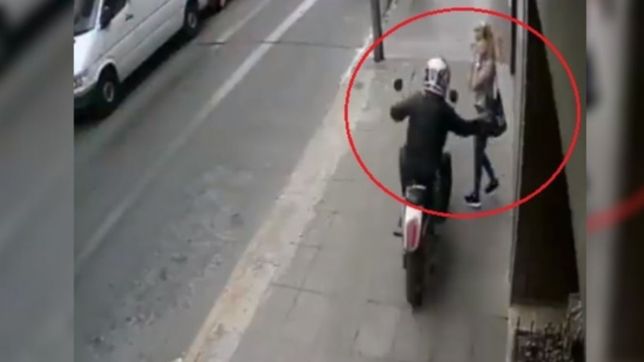 video: una mujer murio de un infarto tras el ataque de un motochorro