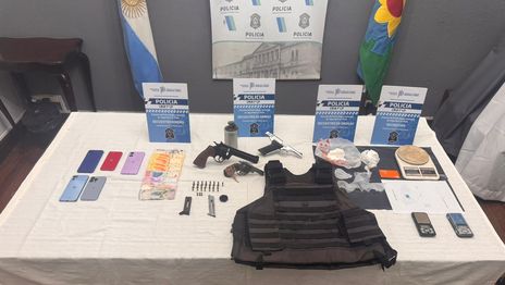 Un allanamiento en Gonnet terminó con el secuestro de una granada y más de 130 gramos de cocaína Un allanamiento en Gonnet terminó con el secuestro de una granada y más de 130 gramos de cocaína