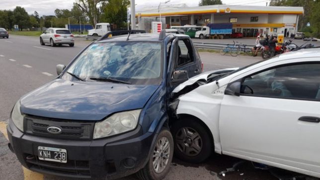 impactante accidente con heridos a la salida de una estacion de servicios de la plata