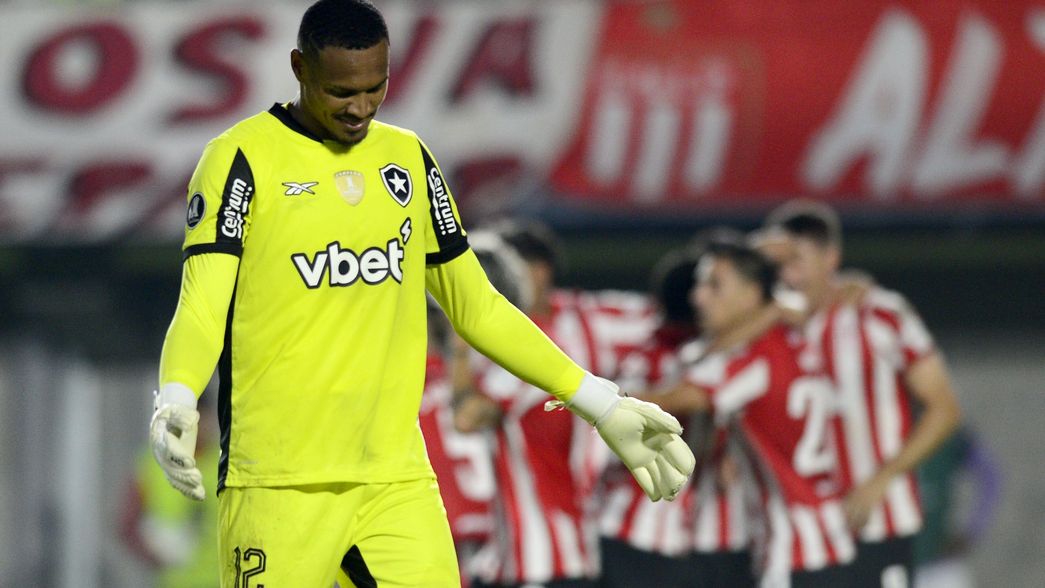 Los desgraciados antecedentes de John Víctor, el arquero del Botafogo que protagonizó el blooper en UNO