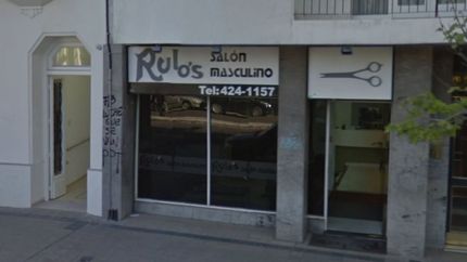 Barretearon una puerta, entraron a una peluquería y se llevaron más de 300 mil pesos