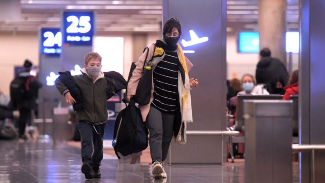 El Gobierno analiza el aumento del cupo de argentinos que pueden volver desde el exterior