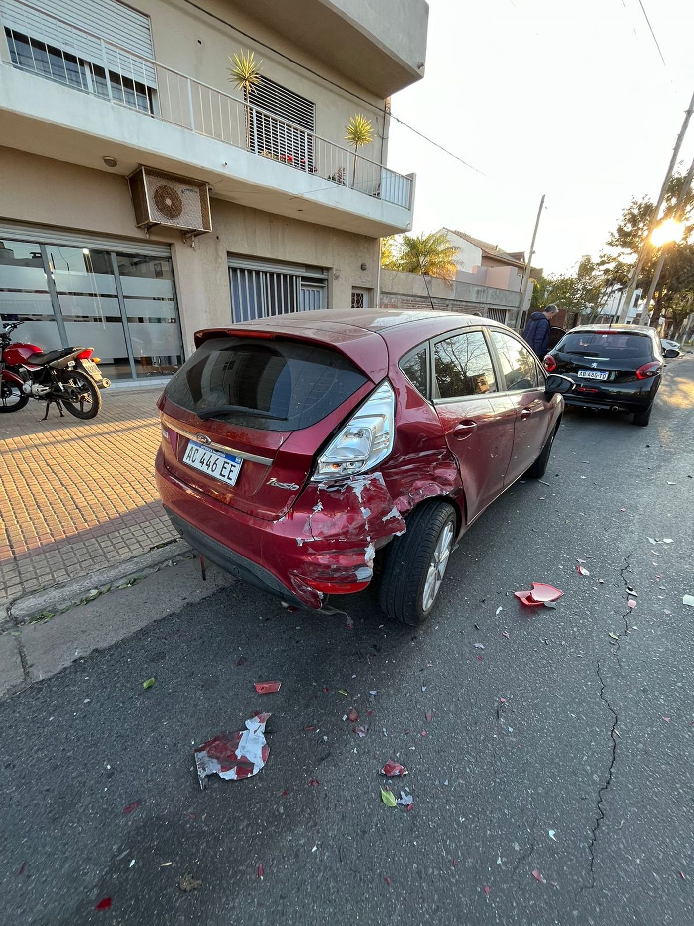 El Ford Fiesta quedó dañado luego de que una camioneta se lo llevara puesto en La Plata.