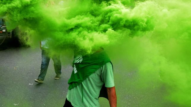 trabajadores estatales piden implementar una clausula de revision salarial