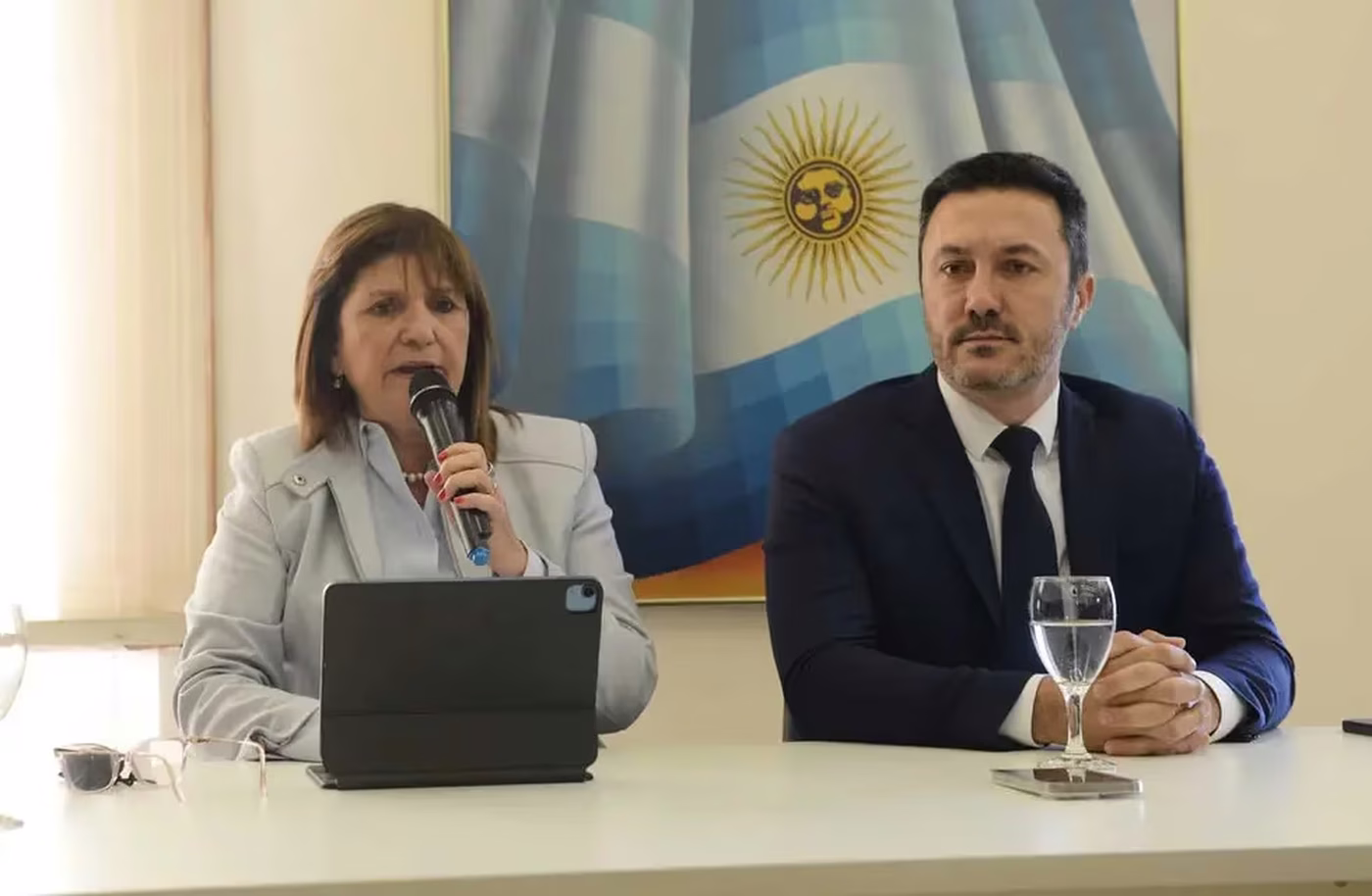 Patricia Bullrich y Luis Petri se sumaron al Gabinete de Javier Milei tras haber quedado afuera del balotaje presidencial en las últimas elecciones. Patricia Bullrich y Luis Petri se sumaron al Gabinete de Javier Milei tras haber quedado afuera del balotaje presidencial en las últimas elecciones.
