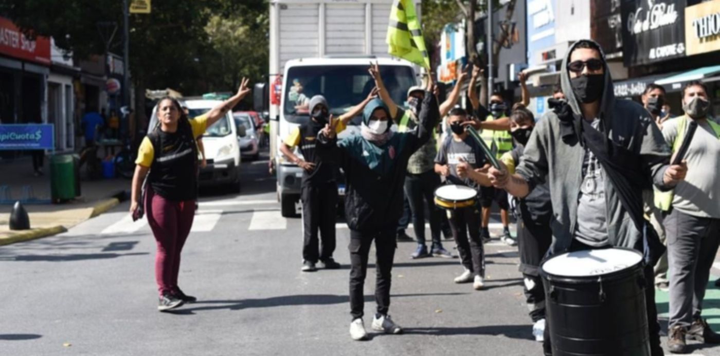 cooperativas cooperativistas protestan frente a la Municipalidad