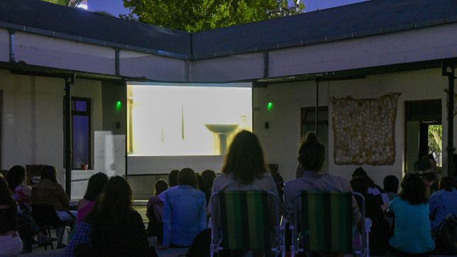 vuelve el cine movil con nuevas funciones al aire libre en la plata