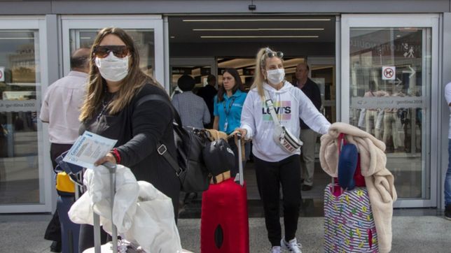 viaje de egresados: llegaron dos vuelos desde bariloche con 78 estudiantes con covid-19
