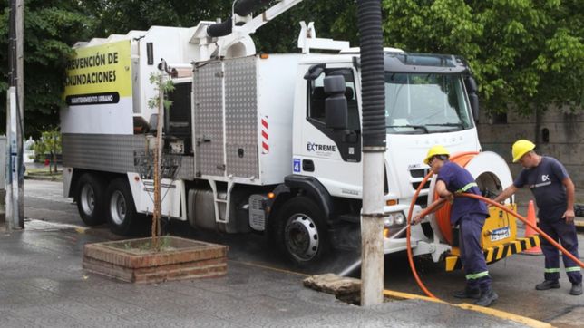 a la espera de la tormenta, limpian sumideros y desagües en la plata