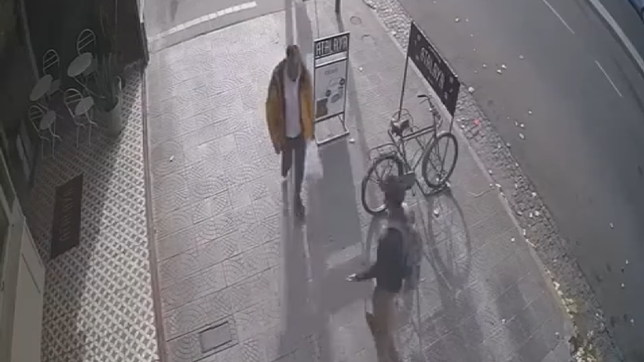 un vendedor ambulante ataco al encargado de un local gastronomico en pleno centro