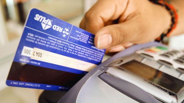 los platenses tendran que gastar un minimo de $100 para poder abonar con tarjeta de debito