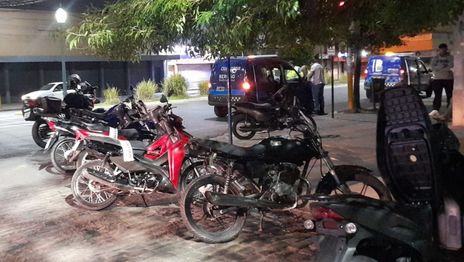 Le estaban haciendo una multa de tránsito en Berisso y se dio a la fuga