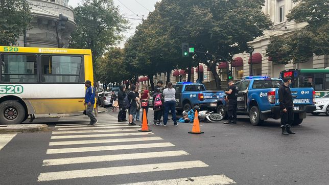 fuerte accidente en 7 y 49: un motociclista resulto herido tras ser embestido por un micro